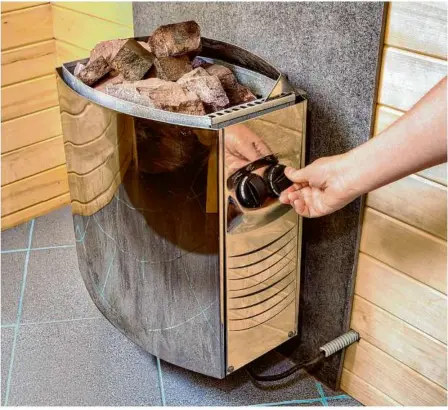  ?? Foto: stock.adobe.com/grigvovan ?? Sauna wieder an: In Ellwangen haben die Betreiber des Wellenbads das Ende der Energiespa­rmaßnahmen beschlosse­n.