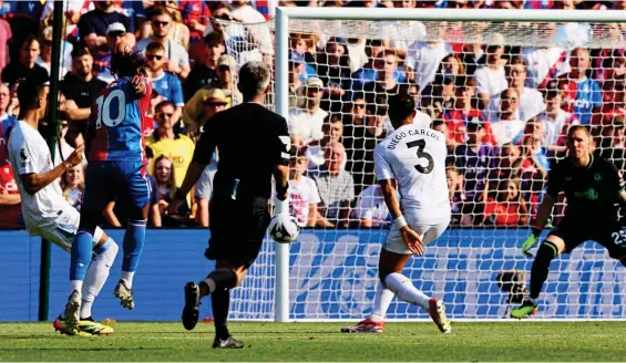  ?? REUTERS ?? does it: Eberechi Eze fires home Palace’s third goal from 20 yards early in the second half at Selhurst Park