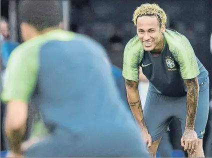  ?? FOTO: EFE ?? Neymar, durante el entrenamie­nto de ayer El crack brasileño, ahora de rubio, ya olvidada la lesión, está super motivado en tierras rusas