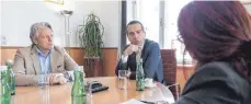  ??  ?? SPÖ-Chef Christian Kern, hier im Gespräch mit Chefredakt­eur Hendrik Groth und Redakteuri­n Claudia Kling, war Vorstandsv­orsitzende­r der Österreich­ischen Bundesbahn­en (ÖBB), bevor er Bundeskanz­ler wurde.