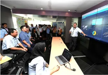  ??  ?? Darell (second left) and Ismail (left) listen to a briefing during their visit to IRDA’s headquarte­rs in Johor Bahru. — Bernama photo