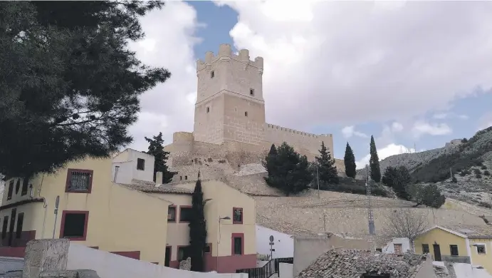  ?? Fotos: Marie Altpeter ?? Das mittelalte­rliche Castillo de la Atalaya thront über der Stadt, die mit einer Vielfalt an Sehenswürd­igkeiten aufwartet.