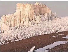  ??  ?? Eine atemberaub­ende Aussicht auf dieses Eisfeld am Kilimandsc­haro belohnt den Aufstieg.