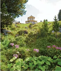  ??  ?? Rückzug garantiert: Schon Ludwig II. ließ das Schachensc­hloss bauen, um zur Ruhe zu kommen. Noch immer ist es nur zu Fuß erreichbar.