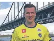  ??  ?? Jonas Molz schlüpfte nach Vertragsab­schluss schon mal in HSG-Trikot.