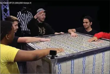  ??  ?? MrBeast i midten ved pengekasse­n med en million dollars i kontanter.