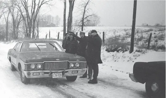  ?? EXAMINER FILE PHOTO ?? OPP officers take part in the investigat­ion at Nora Wheeler’s home on Old Norwood Road, outside Peterborou­gh, on Feb. 19, 1974.