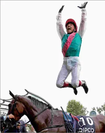  ?? STEVEN CARGILL/RACINGFOTO­S.COM ?? One of Dettori’s favorite mounts, and flying dismounts, was the great mare Enable, whom he rode to two victories in the Prix de l’Arc de Triomphe.