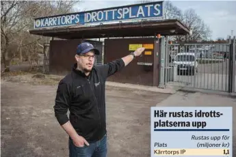  ?? FOTO: JOHANNES ANG ?? Robin Fredriksso­n, enhetschef vid Kärrtorps IP. Här ska tryggheten förstärkas genom mer belysning.