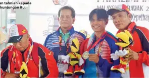  ??  ?? ( dua kanan) ketika menerima medal emas yang disampaika­n oleh Datuk Louis Rampas.