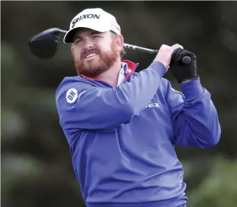  ?? ASSOCIATED PRESS ?? MAJOR MOVE: J.B. Holmes watches his tee shot on No. 5 yesterday on his way to an opening-round 66 and a 1-shot lead after the first round of the British Open.