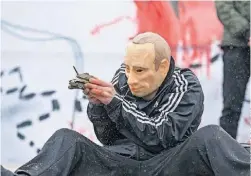  ?? ?? Performanc­e em Kiev evoca 10 anos da morte de manifestan­tes.