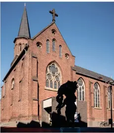  ?? FOTO: THOMAS ZELGER ?? Diese beiden Kirchen gehören ab September zum Verantwort­ungsbereic­h von Sebastian Lambertz: St. Jacobus in Hilden...