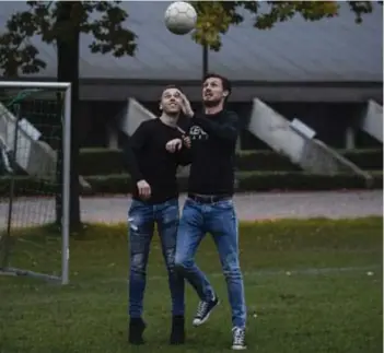  ?? FOTO TOM GOYVAERTS ?? Arne Van den Eynde en Jens De Paepe (rechts) wilden voor de foto al wel eens een duel aangaan. Zondag staan de gewezen ploegmaats echt tegenover elkaar.