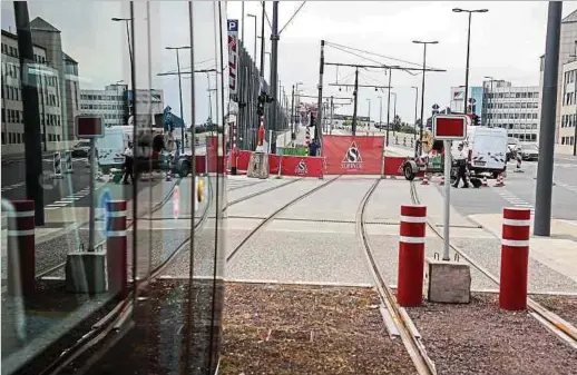  ?? Foto: Gerry Huberty ?? Noch ist für die Tram am hauptstädt­ischen Bahnhof Endstation. Das wird sich aber sehr bald ändern. In fünf Wochen wird die Tram erstmals über den Pont Buchler nach Bonneweg fahren.