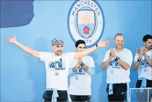  ?? NATHAN STIRK / GETTY ?? Pep Guardiola en la celebració­n de los cuatro títulos del Manchester City de esta temporada