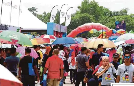  ??  ?? SEBAHAGIAN pengunjung Karnival Jom Heboh 2018, semalam.