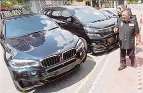  ?? PIC BY SHARUL HAFIZ ZAM ?? Kedah Malaysian Anti-Corruption Commission director Datuk Mohd Fauzi Mohamad showing the seized cars at the state MACC office in Alor Star yesterday.