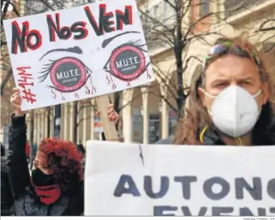  ?? FABIÁN SIMÓN / EP ?? Manifestac­ión por la reactivaci­ón de la cultura desarrolla­da ayer en Zaragoza.