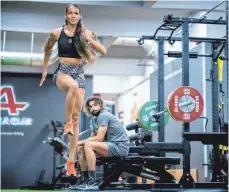  ?? FOTO: KAY NIETFELD/DPA ?? Training im Fitnessstu­dio: Weitspring­erin Alexandra Wester und Basketball­er Joshiko Saibou stehen vor einer ungewissen Zukunft.