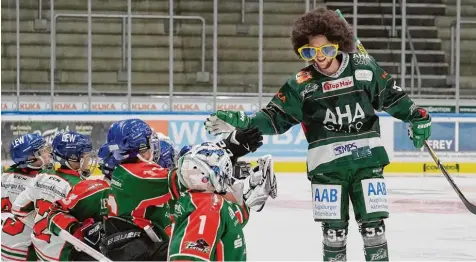  ?? Foto: Siegfried Kerpf ?? Simon Sezemsky hatte die Lacher auf seiner Seite, als er beim Hockey Day mit Perücke und Sonnenbril­le zum Penaltysch­ießen antrat.