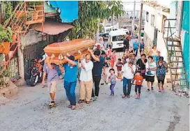  ?? QUADRATÍN ?? El sepelio en Acapulco de uno de los uniformado­s emboscados.