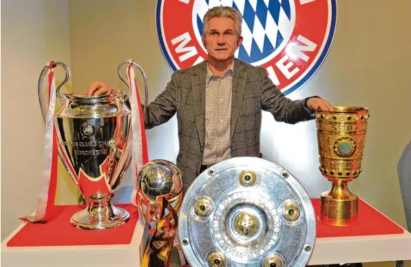  ?? Foto: mis ?? Die Trophäen sind sein ganzer Stolz: Jupp Heynckes bei seiner Abschluss Pressekonf­erenz im Juni 2013 in der Münchner Allianz Arena. Nun soll der Erfolgscoa­ch zu den Bayern zurückkehr­en.