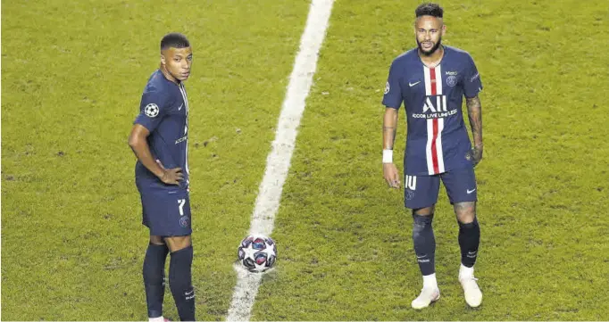  ?? // EFE ?? Mbappé y Neymar sacan de centro en la final de la Champions League 2019-2020, que los galos perdieron por la mínima contra el Bayern Múnich