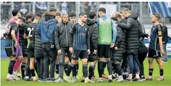  ?? FOTO: IMAGO IMAGES ?? Enttäuscht stehen die Spieler des 1. FC Saarbrücke­n nach der 0:2-Niederlage gegen den abstiegsbe­drohten MSV Duisburg auf dem Platz. Auch Trainer Rüdiger Ziehl (Mitte) macht kein allzu glückliche­s Gesicht.