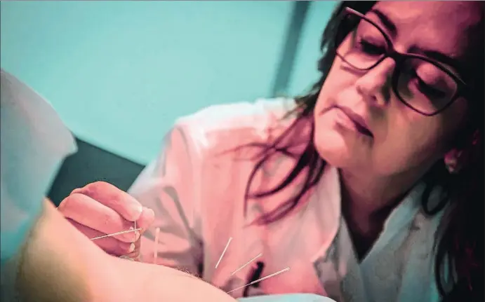  ?? LLIBERT TEIXIDÓ ?? La médica acupuntora Gilda Carvajal con una paciente en la unidad de acupuntura de reproducci­ón asistida de Dexeus