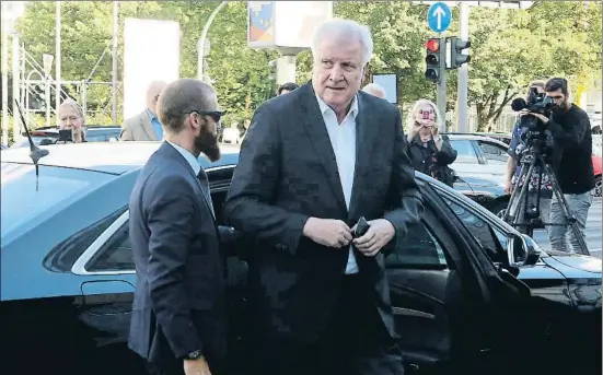  ?? ADAM BERRY / AFP ?? El socialcris­tiano Horst Seehofer, llegando ayer a la sede de la democristi­ana CDU en Berlín para reunirse con la canciller Angela Merkel