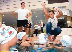  ?? Foto: Bernhard Weizenegge­r ?? Mit vollem Körpereins­atz zeigt Franziska van Almsick Grundschül­ern, wie man sich am besten über Wasser hält.