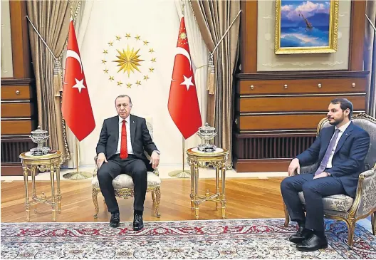  ?? Kayhan Ozer/Getty Images ?? Schwiegers­ohn Berat Albayrak (re.) ist stets an der Seite des türkischen Präsidente­n Erdo˘gan.