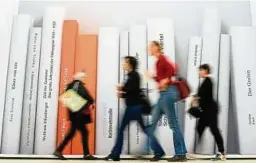  ??  ?? Sie kamen zahlreich – doch nicht alle kamen an.   Besucher meldet die Leipziger Buchmesse für dieses Jahr. Foto: Jens Kalaene, dpa