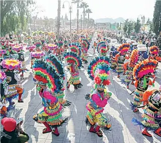  ??  ?? Saltillo escribió de nuevo su nombre en el Libro de Récord Guinness gracias a la gran Matlachina­da Estatal.