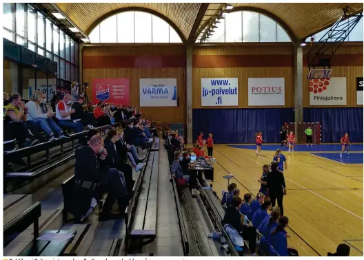  ?? FOTO: FILIP SAXÉN ?? Publiken i Britas njuter av handboll med munskydden på.