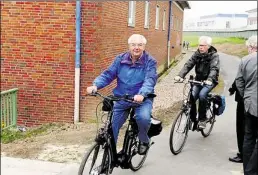  ?? BILD: TORSTEN WEWER ?? Genutzt, aber noch nicht offiziell freigegebe­n: Der Radweg hinter dem Schöpfwerk Motzen. Auch diese Baumaßnahm­e wurde bei der Herbstdeic­hschau begutachte­t.