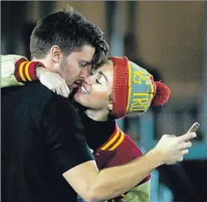  ?? HARRY HOW / GETTY IMAGES ?? Miley Cyrus besándose con su nuevo chico en un estadio