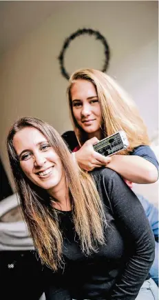  ?? RP-FOTO: ANDREAS BRETZ ?? Tatjana Abels mit ihrer Tochter Lea (14). Das Smartphone hat eine wilde Achterbahn­fahrt nicht überlebt.