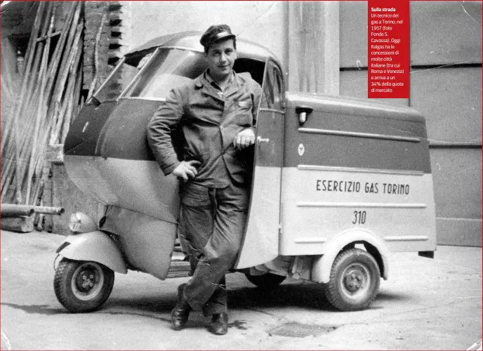  ??  ?? Sulla strada Un tecnico del gas a Torino, nel 1957 (foto Fondo S. Cavassa). Oggi Italgas ha le concession­i di molte città italiane (tra cui Roma e Venezia) e arriva a un 34% della quota di mercato