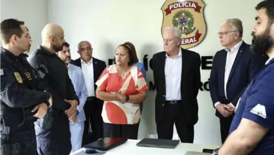  ?? Jamile Ferraris / MJSP ?? Ministro da Justiça, Ricardo Lewandowsk­i, com a governador­a Fátima Bezerra e agentes federais