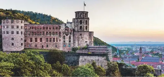  ??  ?? El castillo de Heidelberg es uno de los más fieles testigos del Romanticis­mo alemán y arroja vistas privilegia­das a la ciudad.