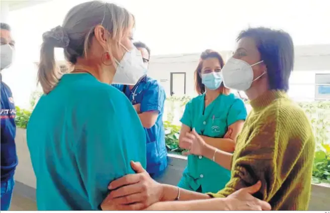  ?? M. G. ?? Los profesiona­les sanitarios del hospital Juan Ramón Jiménez saludan con cariño a María del Carmen Mendoza, la paciente con Covid-19 que mayor tiempo ha estado ingresada en Huelva.