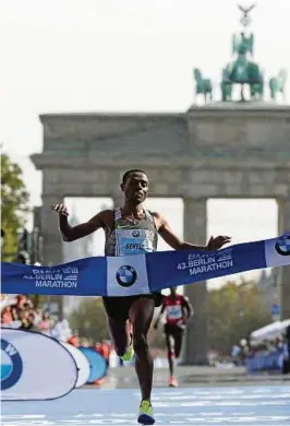  ??  ?? Kenenisa Bekele freut sich nach dem . Berlin-Marathon als Sieger im Ziel. Der Äthiopier verpasste den Weltrekord nur um sechs Sekunden. Foto: Maurizio Gambarini,dpa