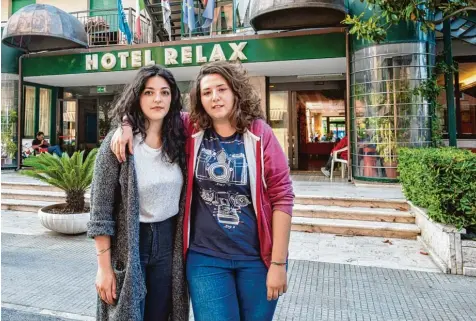  ??  ?? Hierbleibe­n? Zurückgehe­n? Sie wissen es nicht: Livia Micozzi (links) und Elisa Vittori vor dem Hotel Relax in San Benedetto del Tronto.