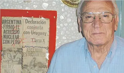  ?? ?? De tapa. El Tano con la portada de Clarín que en 1977 dio la noticia: Estudiante­s de Caseros era de Primera.