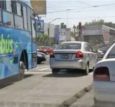  ?? HÉCTOR ESCAMILLA ?? Se han detectado vehículos de particular­es que traen códigos sonoros y luminosos sólo para usar el carril exclusivo.