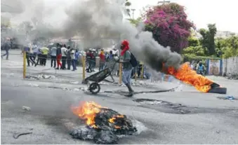  ?? AP PHOTO/ODELYN JOSEPH ?? Ayer continuaba­n las protestas en demanda de la dimisión del primer ministro Ariel Henry.