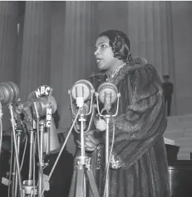  ?? Bettmann Archive 1939 ?? Marian Anderson sings on the steps of the Lincoln Memorial at the Easter Sunday concert in 1939.