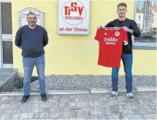  ?? FOTO: VEREIN ?? Sokrates Filipiddis (links) und der TSV Riedlingen freuen sich über einen starken Neuzugang: Dominik Früh (rechts) kommt vom Verbandsli­gisten VfL Pfullingen an die Donau.